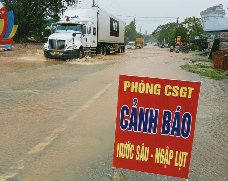Mưa lớn do b&atilde;o số 6, nhiều tuyến đường H&agrave; Tĩnh ngập s&acirc;u, sạt lở- Ảnh 2.