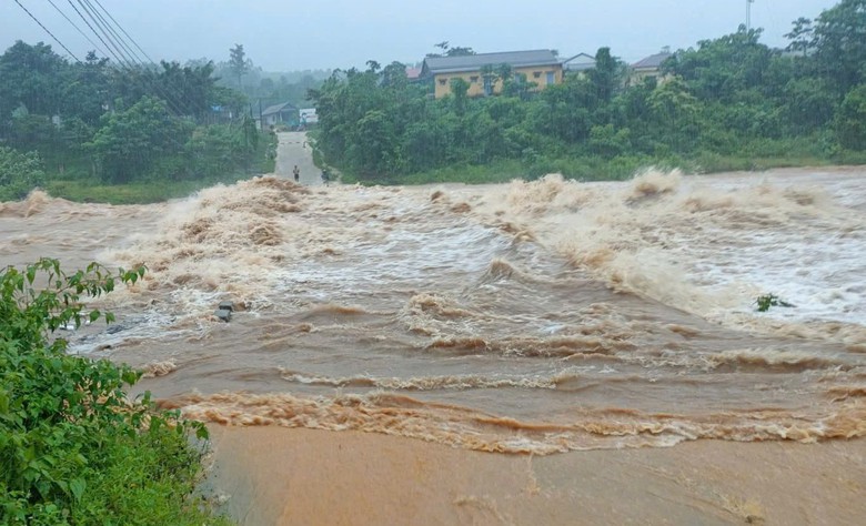 Mưa lớn, nhiều tuyến đường, cầu tr&agrave;n c&aacute;c x&atilde; miền n&uacute;i Quảng Trị sạt lở, ngập s&acirc;u- Ảnh 1.