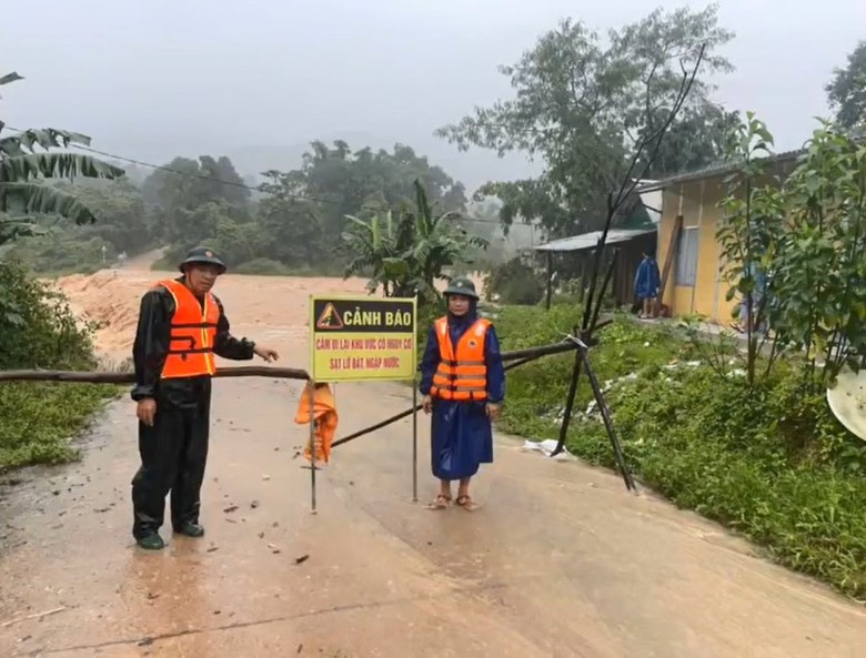 Mưa lớn, nhiều tuyến đường, cầu tr&agrave;n c&aacute;c x&atilde; miền n&uacute;i Quảng Trị sạt lở, ngập s&acirc;u- Ảnh 2.