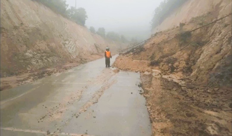 Mưa lớn, nhiều tuyến đường, cầu tr&agrave;n c&aacute;c x&atilde; miền n&uacute;i Quảng Trị sạt lở, ngập s&acirc;u- Ảnh 3.