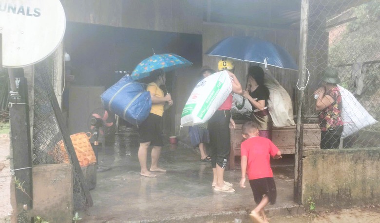 Mưa lớn, nhiều tuyến đường, cầu tr&agrave;n c&aacute;c x&atilde; miền n&uacute;i Quảng Trị sạt lở, ngập s&acirc;u- Ảnh 4.