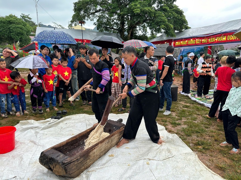 Người d&acirc;n L&agrave;o Cai phấn khởi ch&agrave;o đ&oacute;n Tết Độc lập 2/9- Ảnh 8.