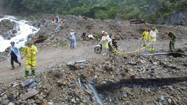 X&uacute;c động h&igrave;nh ảnh cảnh s&aacute;t giao th&ocirc;ng L&agrave;o Cai đội mưa giữ đường trong dịp Tết Độc lập- Ảnh 4.