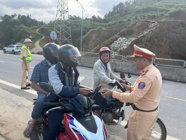 X&uacute;c động h&igrave;nh ảnh cảnh s&aacute;t giao th&ocirc;ng L&agrave;o Cai đội mưa giữ đường trong dịp Tết Độc lập- Ảnh 9.