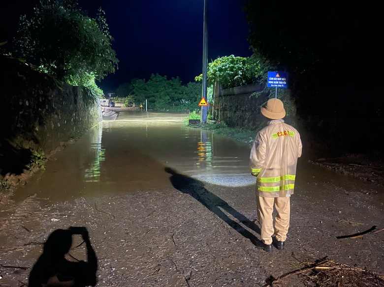 X&uacute;c động h&igrave;nh ảnh cảnh s&aacute;t giao th&ocirc;ng L&agrave;o Cai đội mưa giữ đường trong dịp Tết Độc lập- Ảnh 1.