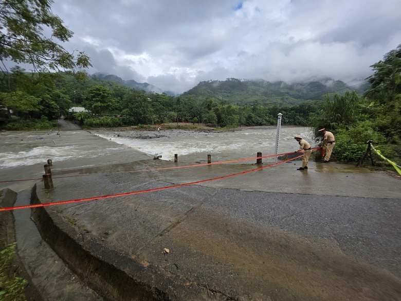 X&uacute;c động h&igrave;nh ảnh cảnh s&aacute;t giao th&ocirc;ng L&agrave;o Cai đội mưa giữ đường trong dịp Tết Độc lập- Ảnh 3.
