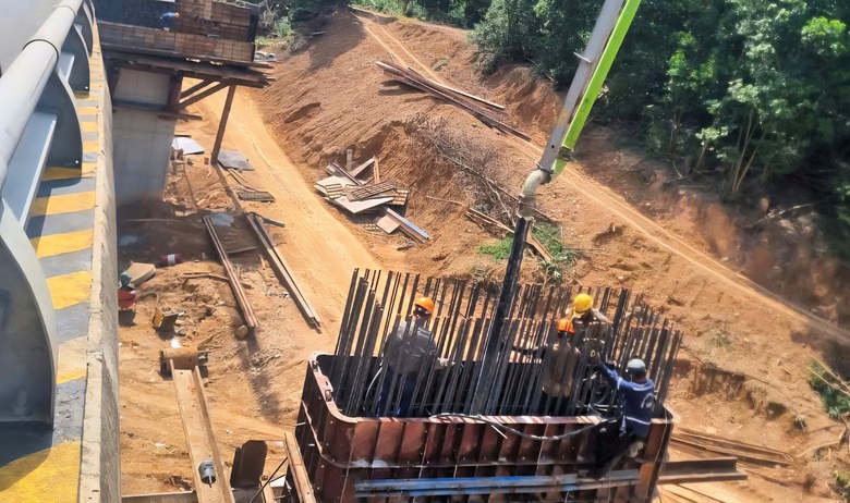 Ng&agrave;y hối hả, đ&ecirc;m s&aacute;ng đ&egrave;n thi c&ocirc;ng cao tốc La Sơn - H&ograve;a Li&ecirc;n- Ảnh 2.