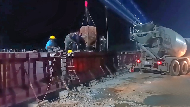 Ng&agrave;y hối hả, đ&ecirc;m s&aacute;ng đ&egrave;n thi c&ocirc;ng cao tốc La Sơn - H&ograve;a Li&ecirc;n- Ảnh 8.