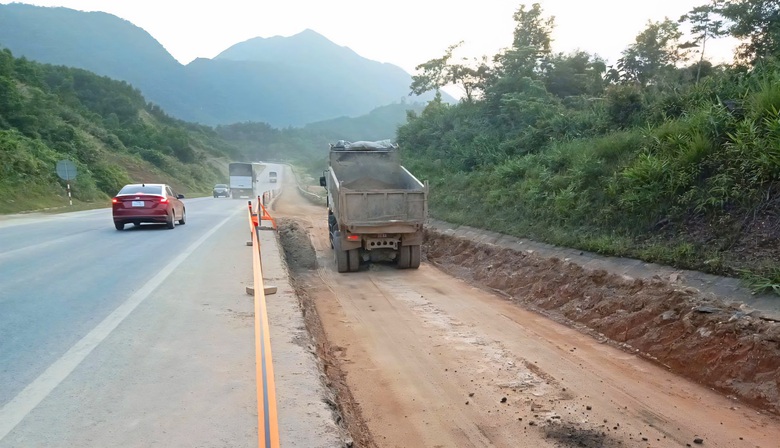 Ng&agrave;y hối hả, đ&ecirc;m s&aacute;ng đ&egrave;n thi c&ocirc;ng cao tốc La Sơn - H&ograve;a Li&ecirc;n- Ảnh 10.