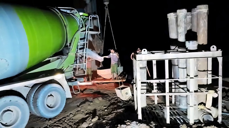 Ng&agrave;y hối hả, đ&ecirc;m s&aacute;ng đ&egrave;n thi c&ocirc;ng cao tốc La Sơn - H&ograve;a Li&ecirc;n- Ảnh 13.