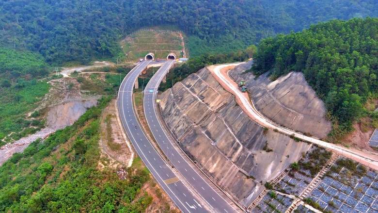 Ng&agrave;y hối hả, đ&ecirc;m s&aacute;ng đ&egrave;n thi c&ocirc;ng cao tốc La Sơn - H&ograve;a Li&ecirc;n- Ảnh 15.