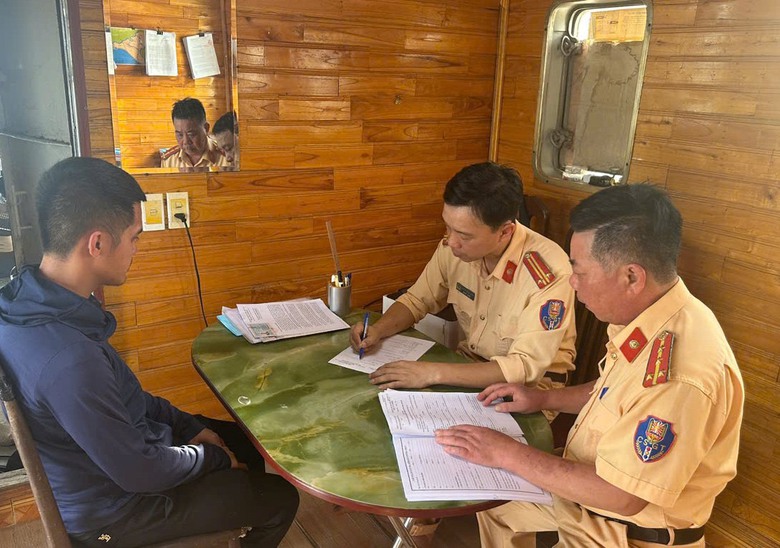 Ninh B&igrave;nh: Ph&aacute;t hiện thuyền trưởng d&ugrave;ng bằng giả để h&agrave;nh nghề tr&ecirc;n s&ocirc;ng Hồng- Ảnh 1.