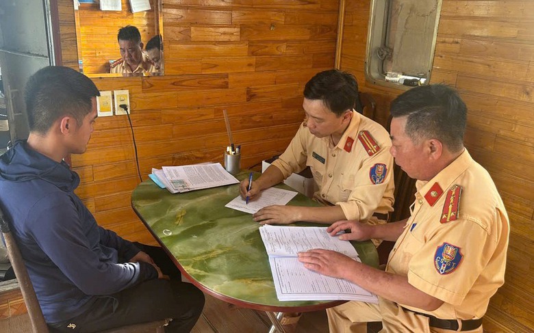 Ninh B&igrave;nh: Ph&aacute;t hiện thuyền trưởng d&ugrave;ng bằng giả để h&agrave;nh nghề tr&ecirc;n s&ocirc;ng Hồng