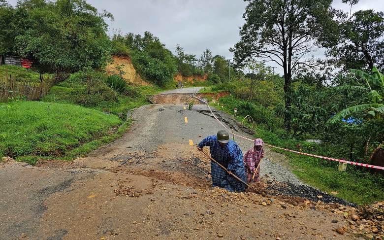 Quảng Ng&atilde;i: Mưa lũ g&acirc;y sạt lở nghi&ecirc;m trọng, giao th&ocirc;ng chia cắt- Ảnh 1.