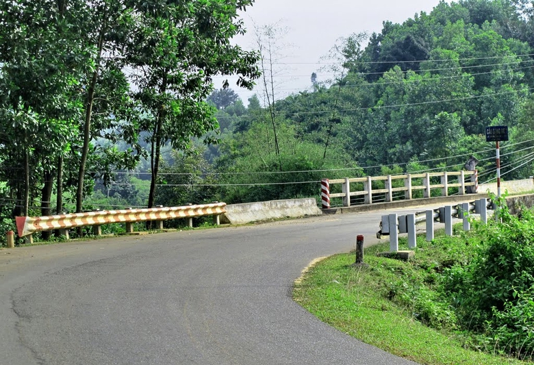 Quảng Ng&atilde;i: Mưa lũ g&acirc;y sạt lở nghi&ecirc;m trọng, giao th&ocirc;ng chia cắt- Ảnh 2.