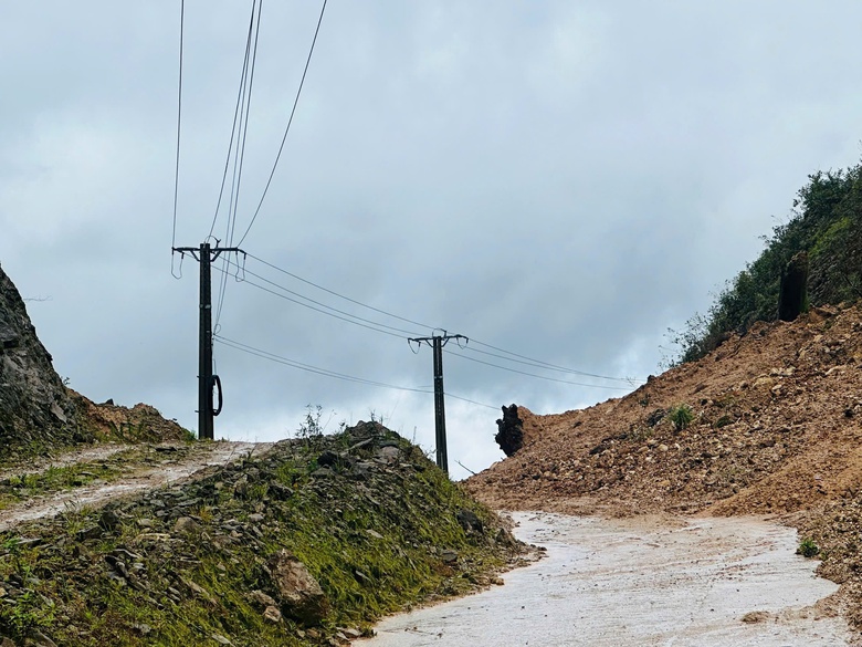 Quảng Ng&atilde;i: Mưa lũ g&acirc;y sạt lở nghi&ecirc;m trọng, giao th&ocirc;ng chia cắt- Ảnh 3.