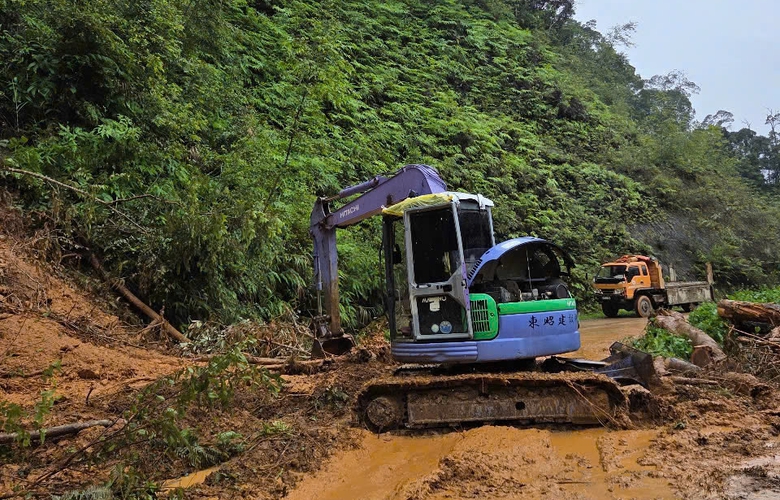 Quảng Ng&atilde;i: Mưa lũ g&acirc;y sạt lở nghi&ecirc;m trọng, giao th&ocirc;ng chia cắt- Ảnh 5.