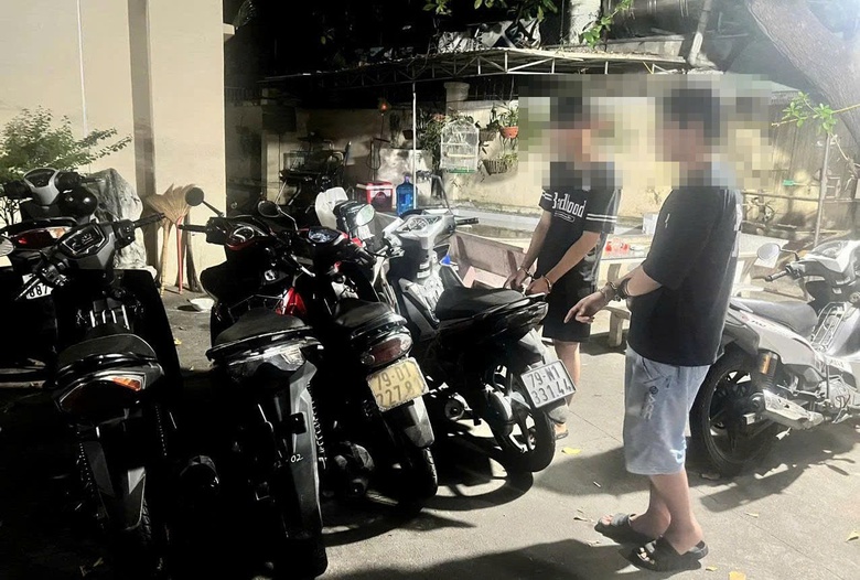 Để xe m&aacute;y tr&ecirc;n vỉa h&egrave; đi tắm biển, nhiều khổ chủ t&aacute; hỏa v&igrave; xe "bốc hơi"- Ảnh 1.