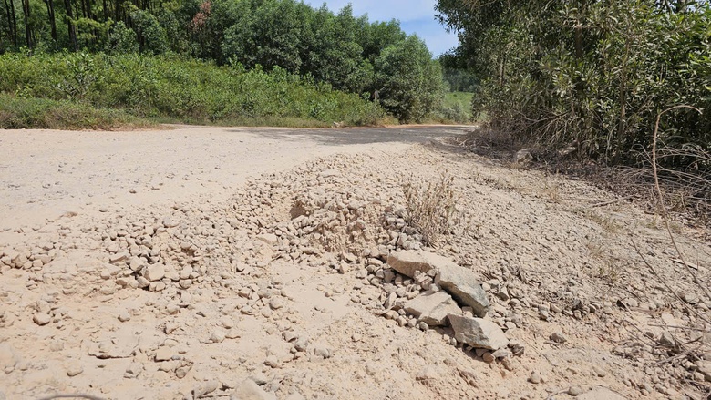 Huế: Tỉnh lộ 16 nắng bụi, mưa lầy tiềm ẩn tai nạn giao th&ocirc;ng- Ảnh 4.