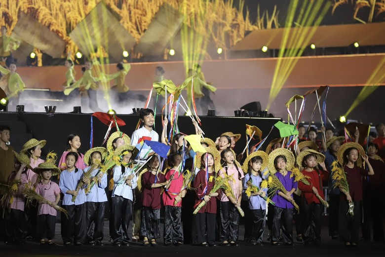 Gần 3.000 nghệ sĩ t&aacute;i hiện 80 năm h&agrave;nh tr&igrave;nh d&acirc;n tộc qua chương tr&igrave;nh nghệ thuật đặc biệt- Ảnh 3.