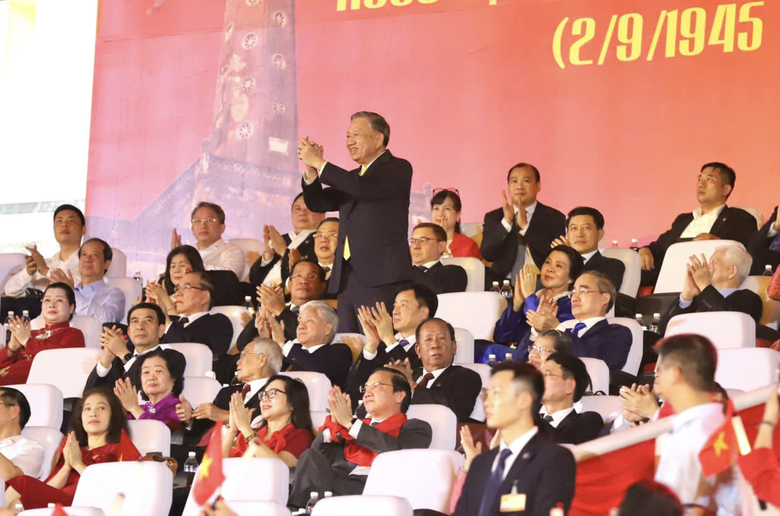 Gần 3.000 nghệ sĩ t&aacute;i hiện 80 năm h&agrave;nh tr&igrave;nh d&acirc;n tộc qua chương tr&igrave;nh nghệ thuật đặc biệt- Ảnh 1.