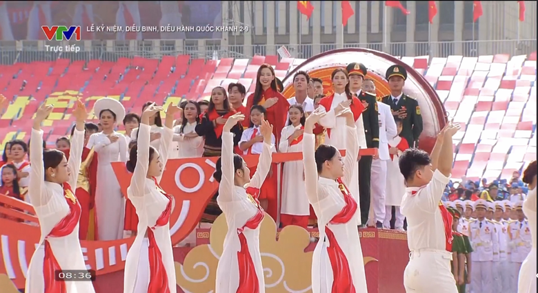 H&igrave;nh ảnh c&aacute;c nghệ sĩ x&uacute;c động, tự h&agrave;o khi được biểu diễn tại Quảng trường Ba Đ&igrave;nh- Ảnh 6.