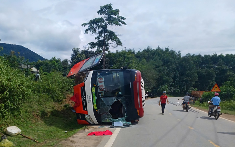 &Ocirc; t&ocirc; kh&aacute;ch lật ngang tr&ecirc;n đường Hồ Ch&iacute; Minh sau va chạm với xe đầu k&eacute;o