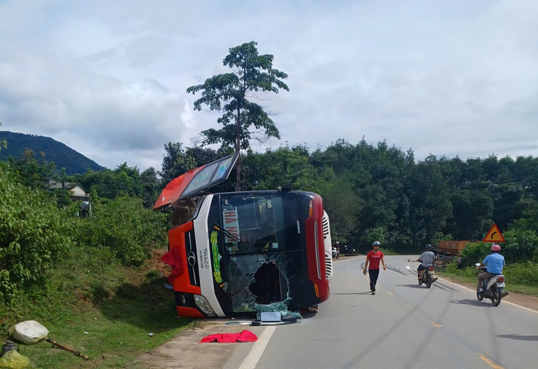 &Ocirc; t&ocirc; kh&aacute;ch lật ngang tr&ecirc;n đường Hồ Ch&iacute; Minh sau va chạm với xe đầu k&eacute;o- Ảnh 1.