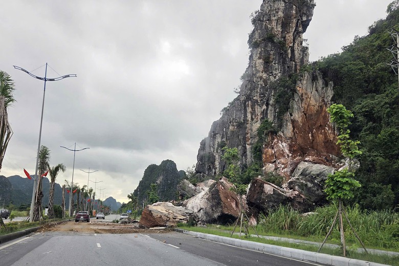 Quảng Ninh: Tảng đ&aacute; lớn lăn từ n&uacute;i xuống đường bao biển Hạ Long - Cẩm Phả- Ảnh 1.