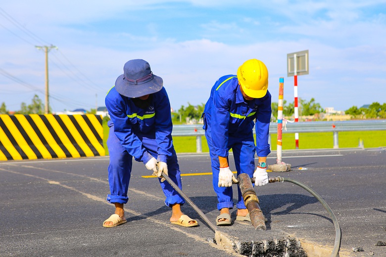 Chạy nước r&uacute;t thi c&ocirc;ng tuyến đường bộ ven biển Hưng Y&ecirc;n gần 5.000 tỷ đồng- Ảnh 8.