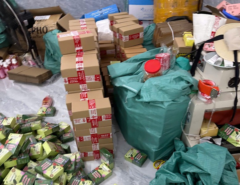 Huế: Khởi tố nh&oacute;m đối tượng sản xuất dầu gội giả- Ảnh 1.