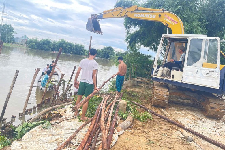 Huế: Huy động lực lượng xử l&yacute; khẩn cấp sạt lở bờ s&ocirc;ng Bồ- Ảnh 1.