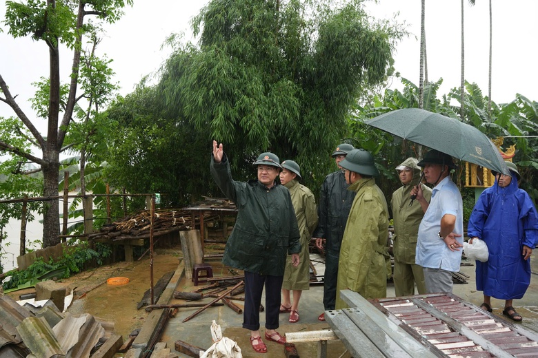 Huế: Huy động lực lượng xử l&yacute; khẩn cấp sạt lở bờ s&ocirc;ng Bồ- Ảnh 2.