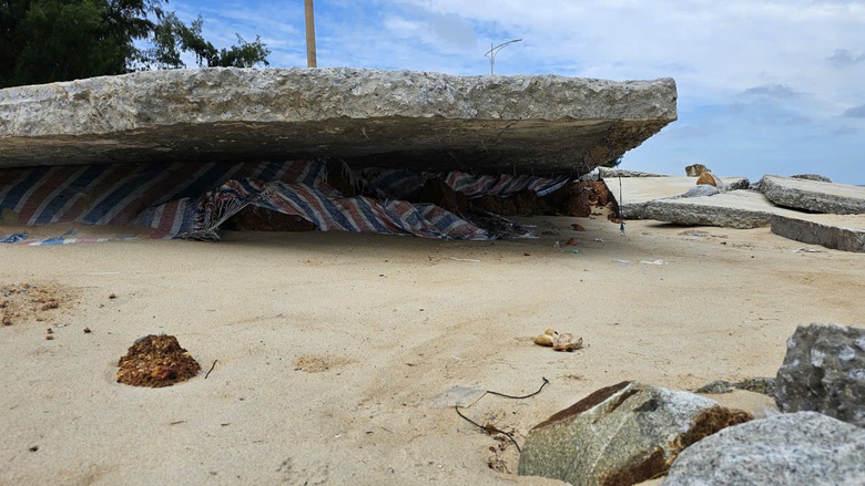 Huế: Đường b&ecirc; t&ocirc;ng, k&egrave; biển Thuận An sạt lở nặng sau  b&atilde;o số 10- Ảnh 7.