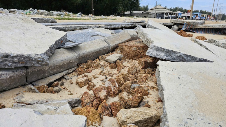 Huế: Đường b&ecirc; t&ocirc;ng, k&egrave; biển Thuận An sạt lở nặng sau  b&atilde;o số 10- Ảnh 13.