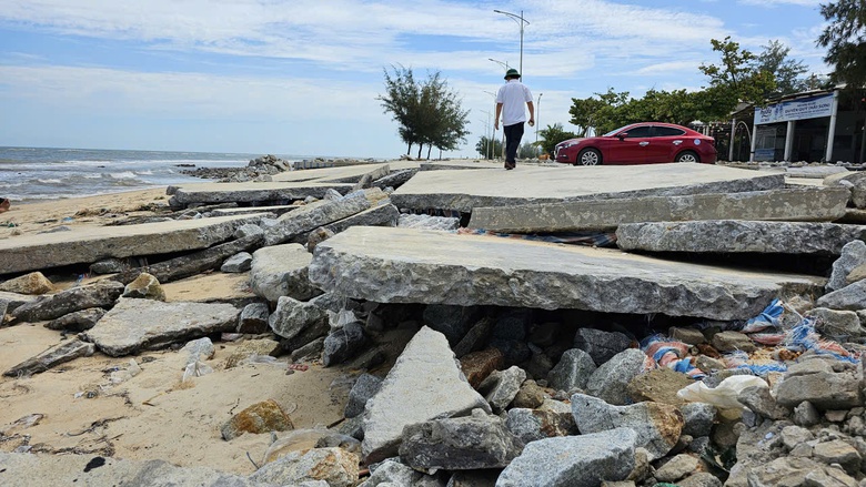 Huế: Đường b&ecirc; t&ocirc;ng, k&egrave; biển Thuận An sạt lở nặng sau  b&atilde;o số 10- Ảnh 14.