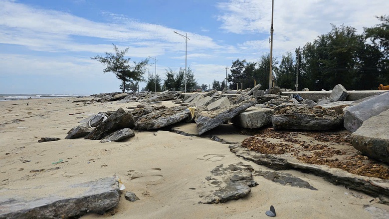 Huế: Đường b&ecirc; t&ocirc;ng, k&egrave; biển Thuận An sạt lở nặng sau  b&atilde;o số 10- Ảnh 15.