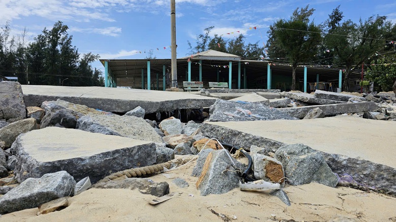 Huế: Đường b&ecirc; t&ocirc;ng, k&egrave; biển Thuận An sạt lở nặng sau  b&atilde;o số 10- Ảnh 2.