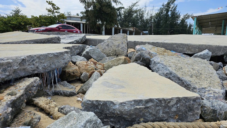 Huế: Đường b&ecirc; t&ocirc;ng, k&egrave; biển Thuận An sạt lở nặng sau  b&atilde;o số 10- Ảnh 3.