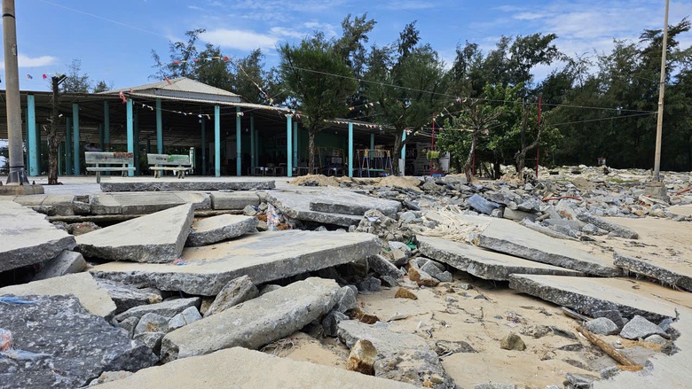 Huế: Đường b&ecirc; t&ocirc;ng, k&egrave; biển Thuận An sạt lở nặng sau  b&atilde;o số 10- Ảnh 5.