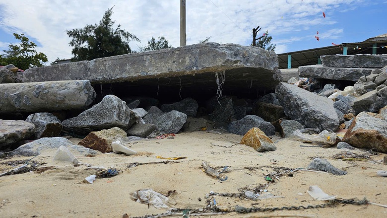 Huế: Đường b&ecirc; t&ocirc;ng, k&egrave; biển Thuận An sạt lở nặng sau  b&atilde;o số 10- Ảnh 6.