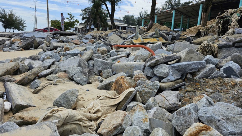 Huế: Đường b&ecirc; t&ocirc;ng, k&egrave; biển Thuận An sạt lở nặng sau  b&atilde;o số 10- Ảnh 8.