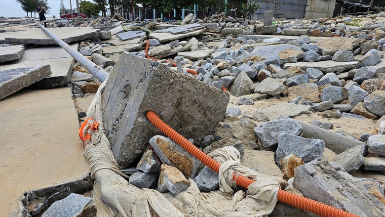 Huế: Đường b&ecirc; t&ocirc;ng, k&egrave; biển Thuận An sạt lở nặng sau  b&atilde;o số 10- Ảnh 10.