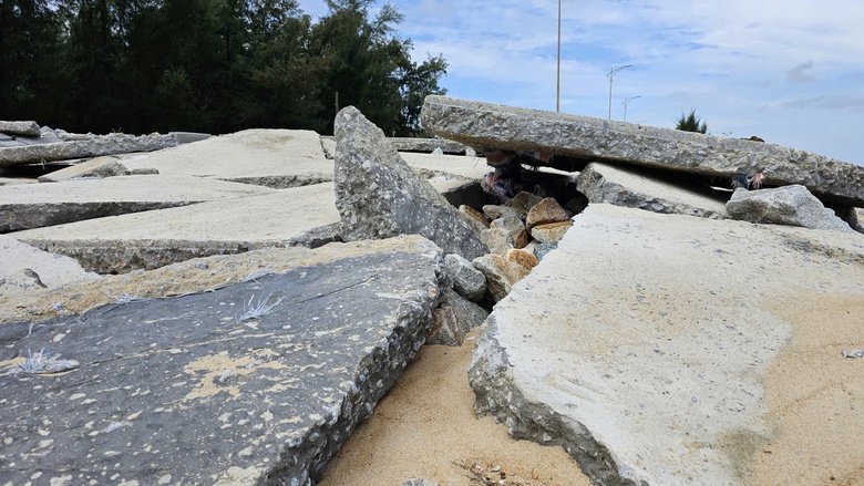 Huế: Đường b&ecirc; t&ocirc;ng, k&egrave; biển Thuận An sạt lở nặng sau  b&atilde;o số 10- Ảnh 9.