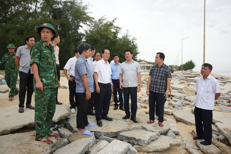 Huế: Đường b&ecirc; t&ocirc;ng, k&egrave; biển Thuận An sạt lở nặng sau  b&atilde;o số 10- Ảnh 11.