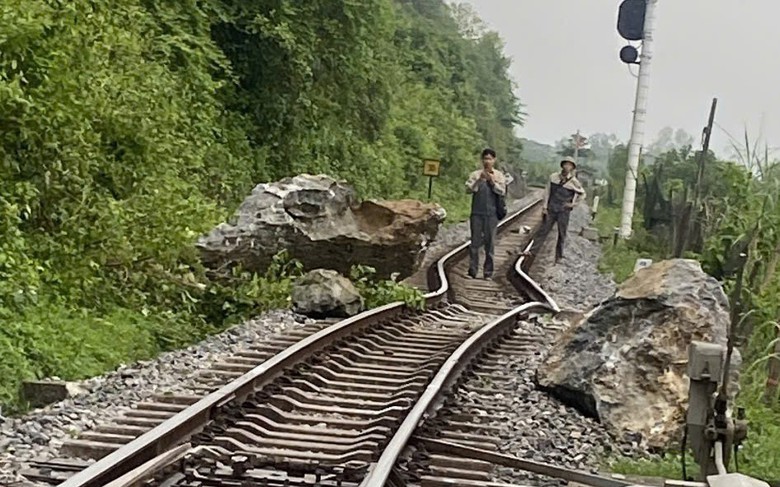 Th&ocirc;ng tuyến đường sắt Bắc - Nam qua Quảng Trị sau vụ đ&aacute; rơi l&agrave;m x&ocirc; lệch đường ray
