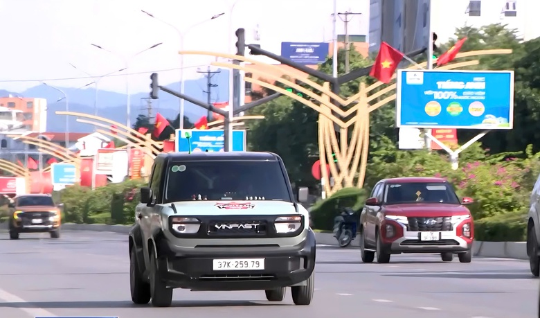 Nghệ An ph&aacute;t triển giao th&ocirc;ng xanh đ&ocirc; thị: Hơn 400 taxi điện đ&atilde; lăn b&aacute;nh- Ảnh 2.