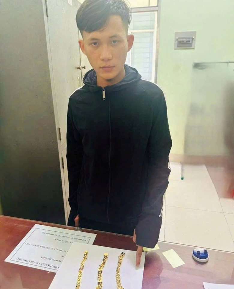 Bắt giữ thanh ni&ecirc;n cướp tiệm v&agrave;ng ở T&acirc;y Ninh- Ảnh 1.