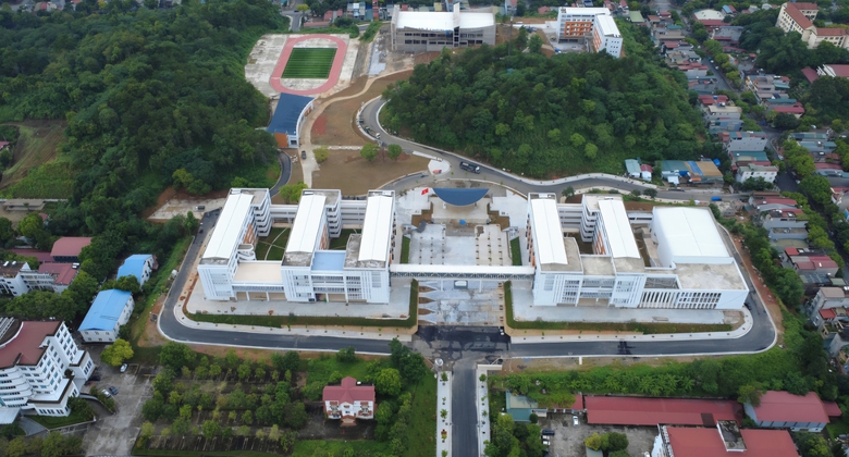 Kh&aacute;nh th&agrave;nh Trường THPT chuy&ecirc;n L&agrave;o Cai mới gần 400 tỷ đồng đ&uacute;ng dịp khai giảng - Ảnh 1.