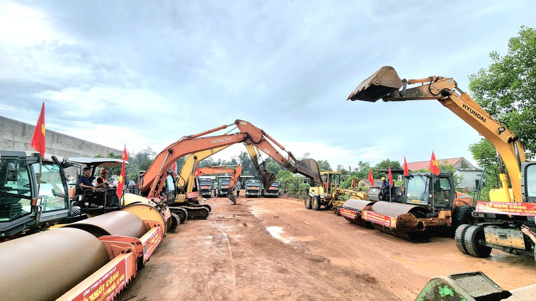 Quảng Ng&atilde;i khởi c&ocirc;ng nối d&agrave;i đường ven biển Dung Quất - Sa Huỳnh- Ảnh 2.
